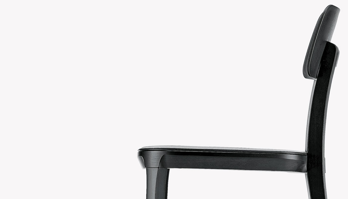 INFINITI Porta Venezia sedia gambe legno dettaglio